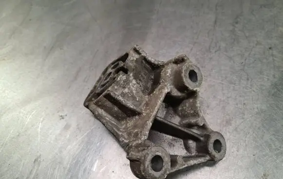Volvo S60 Engine mounting bracket 08649262