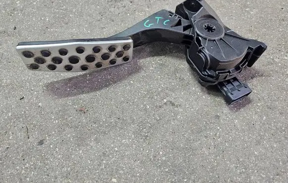 Opel Astra J Accelerator throttle pedal 13252702