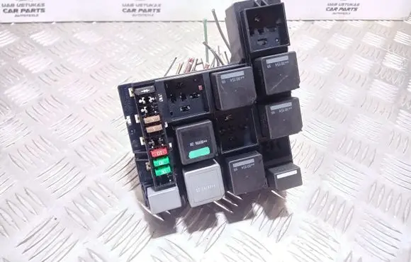 Jaguar XF X250 Fuse module 8X2T14A067BA