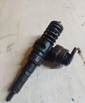Volkswagen PASSAT B5 Fuel injector 038130073F