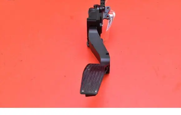 Accelerator throttle pedal