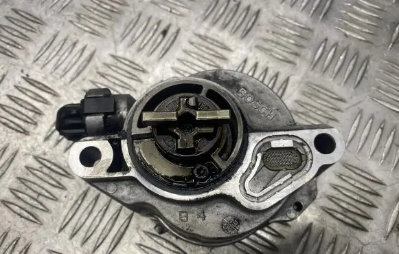 Ford Focus C-MAX Vacuum pump D1561C1 21010