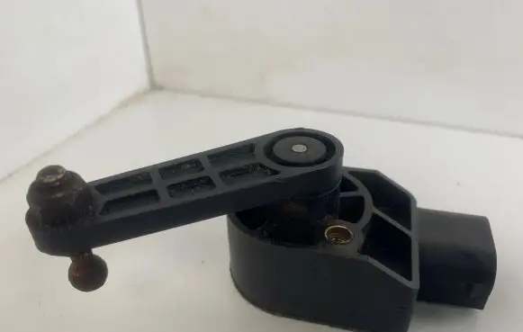 Headlight/headlamp level sensor