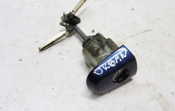 Toyota Urban Cruiser (XP110) Front door lock (next to the handle) w615f