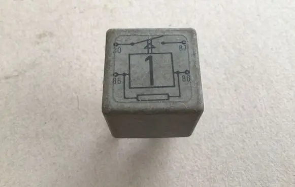 Volkswagen Golf I Other relay 171906383