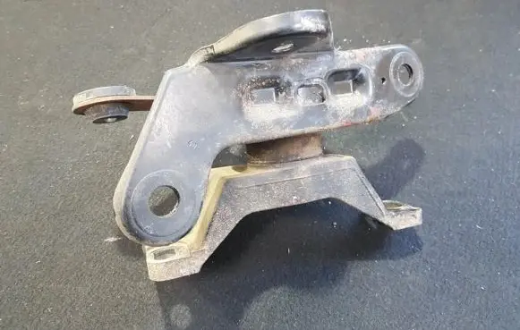 Ford Mondeo MK II Engine mount bracket