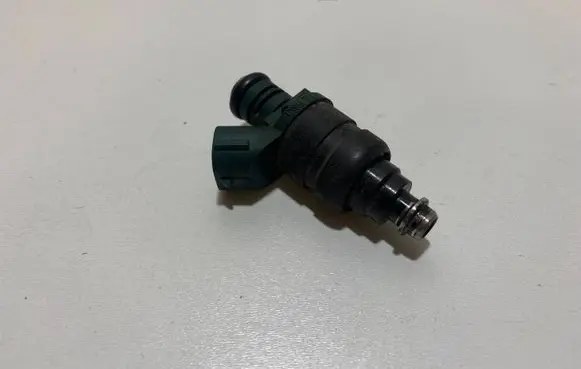 Volkswagen Golf IV Fuel injector 037906031AL