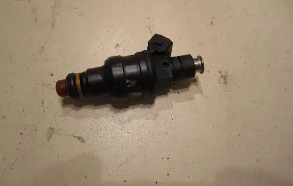 Audi A4 S4 B5 8D Fuel injector 058133551A