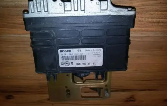 Volkswagen Golf III Engine control unit/module 8A0907311M