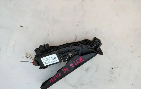 Accelerator throttle pedal