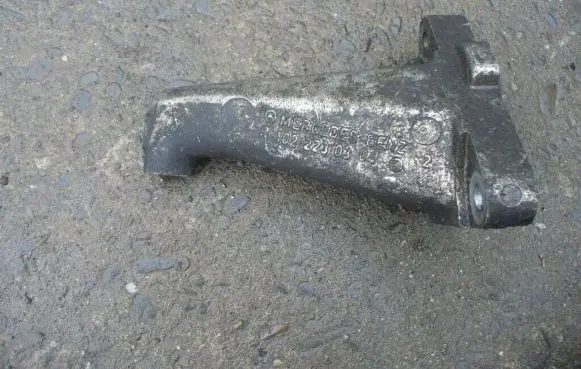 Mercedes-Benz W123 Engine mounting bracket 1022230304