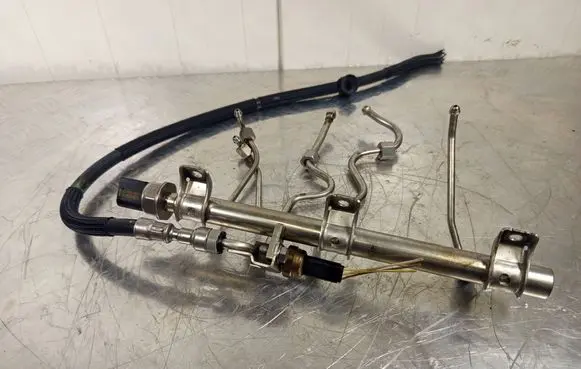 BMW M3 e90 Fuel main line pipe 7562474 12056010 09158725
