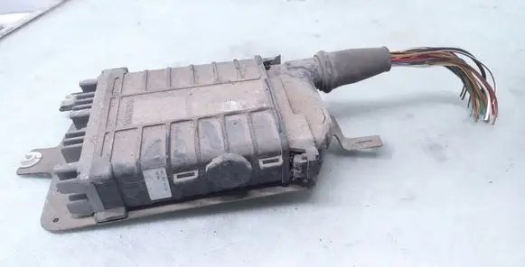 Volkswagen PASSAT B3 Engine control unit/module 0261200261 443907311B