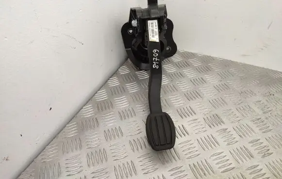Fiat Doblo III Clutch pedal 9820886180