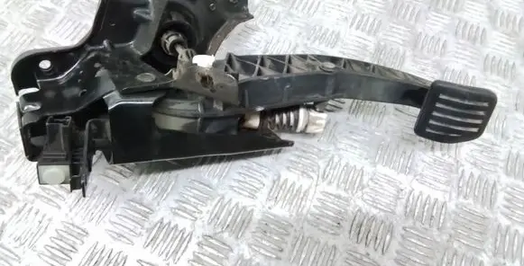 Volvo V70 Clutch pedal 31202187
