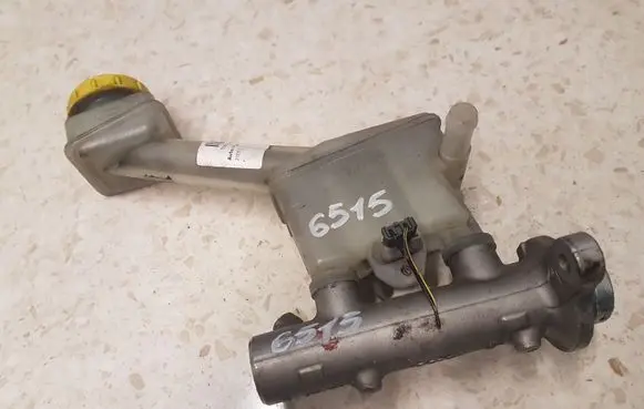 Nissan X-Trail T30 Brake fluid reservoir 