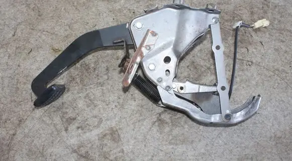 Toyota RAV 4 (XA30) Brake pedal