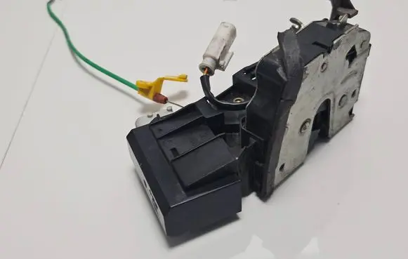 BMW 7 E38 Rear door lock 8125672 8352165 40620751