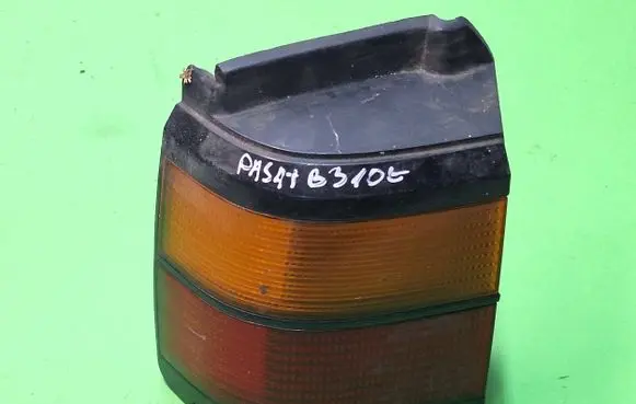 Volkswagen PASSAT B3 Rear/tail lights 333945111