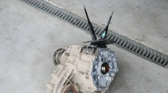 Gearbox transfer box case