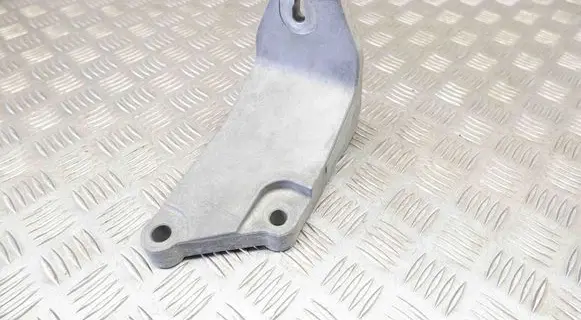 Engine mounting bracket