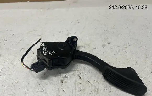 Accelerator throttle pedal