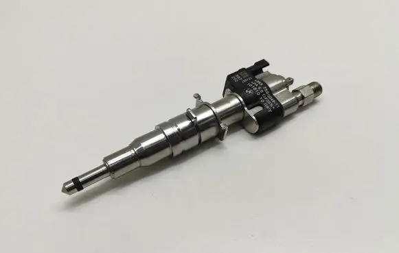 BMW 5 E60 E61 Fuel injector 7589048 758904811 13537589048