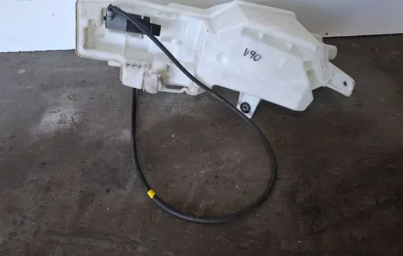 Windshield washer fluid reservoir/tank