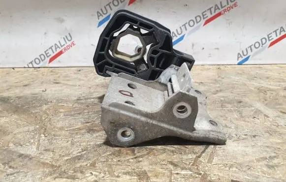 BMW 5 F10 F11 Radiator mount bracket 7186514 7207152 7211162