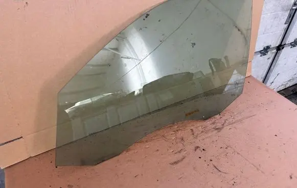 Volkswagen Tiguan Sliding door window/glass 5N0845201