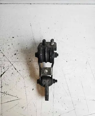 Volvo V70 Engine mount bracket