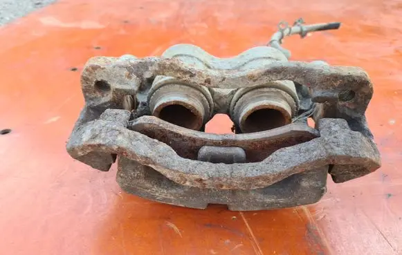 Iveco Daily 35 - 40.10 Front brake caliper 42548179