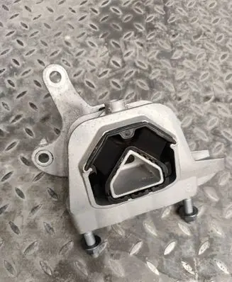 Opel Vivaro Engine mount bracket 9826551380