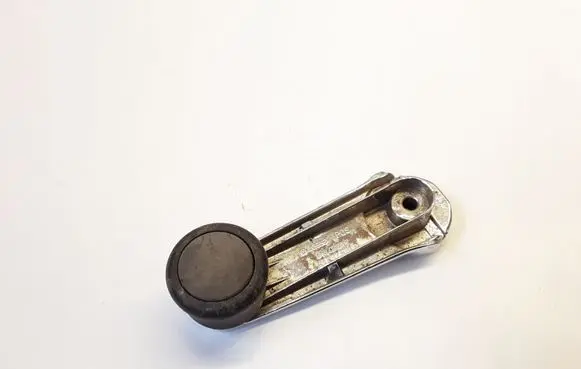 Volkswagen PASSAT B5.5 Rear door window winding handle 443837581D