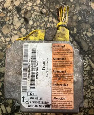 Mercedes-Benz ML W163 Airbag control unit/module A1635422918