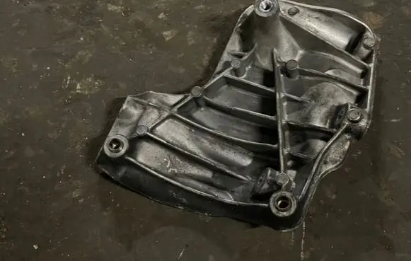 BMW 3 E92 E93 A/C compressor mount bracket 7556836