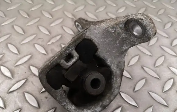 Subaru Outback (BS) Engine mount bracket