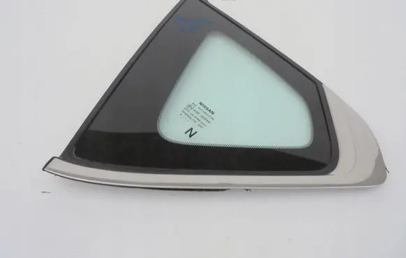 Nissan Navara Rear side window