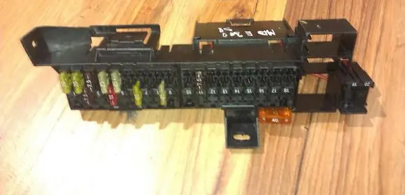 Mercedes-Benz E W210 Fuse box set 2105460543d2