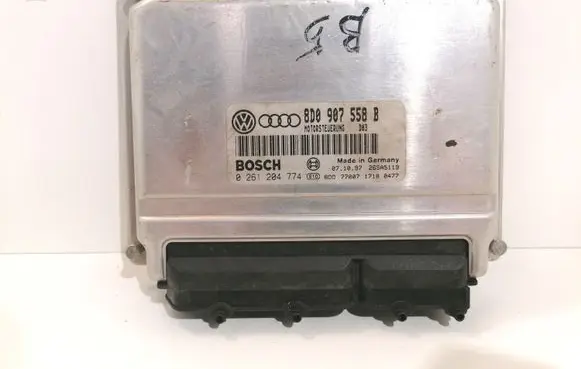 Volkswagen PASSAT B5 Engine control unit/module 8D0907558B 0261204774