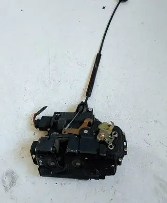 Volkswagen PASSAT B5 Front door lock 123332