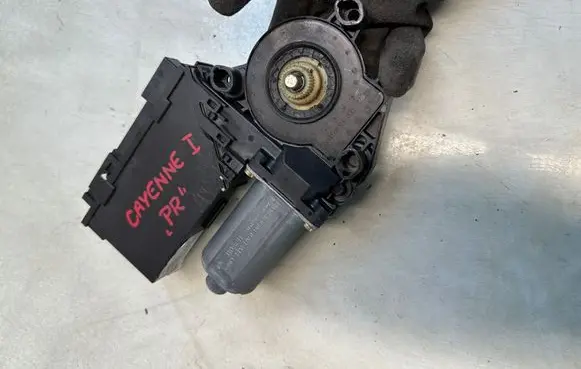 Porsche Cayenne (9PA) Front door window regulator motor 3D1959792E