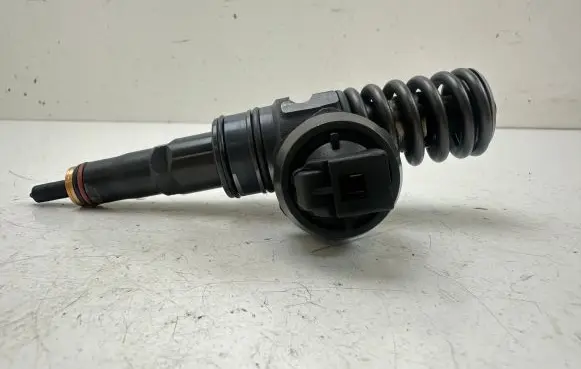 Volkswagen Golf IV Fuel injector 045130073T