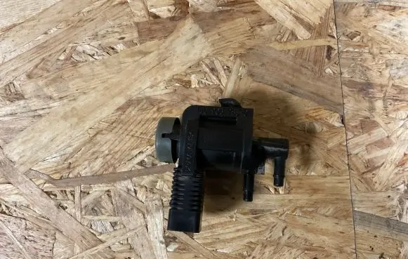 Volkswagen PASSAT B6 Turbo solenoid valve 1J0906283C