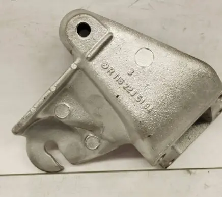 Mercedes-Benz 380 560SEC C126 Engine mounting bracket 1162235104 M116