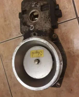 Audi 80 90 S2 B4 Fuel distributor 048133353 0438121087