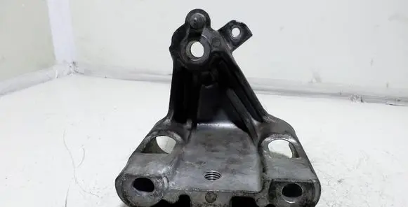 Nissan Note (E11) Engine mounting bracket 038I20