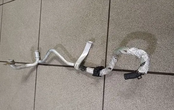 Volkswagen Touareg III Engine coolant pipe/hose 059121085Q