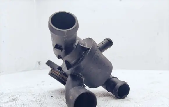 Volkswagen PASSAT B7 Thermostat 03L121111