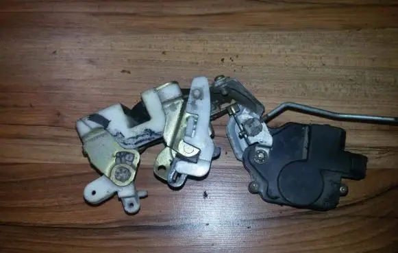 Mitsubishi Lancer Rear door lock
